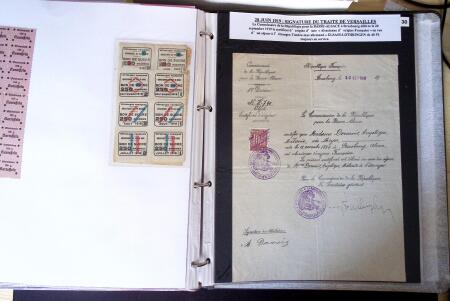 Album vert foncé : la guerre 1914 - 1918 contenant une médaille militaire, 21 CP patriotiques, 17 vignettes livret d'infirmière de l'hopital auxiliaire 101 de Troyes, 3 boutons militaires, 2 rares cartes postales de f