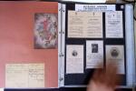 Album vert foncé : la guerre 1914 - 1918 contenant une médaille militaire, 21 CP patriotiques, 17 vignettes livret d'infirmière de l'hopital auxiliaire 101 de Troyes, 3 boutons militaires, 2 rares cartes postales de f