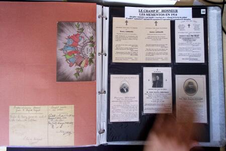Album vert foncé : la guerre 1914 - 1918 contenant une médaille militaire, 21 CP patriotiques, 17 vignettes livret d'infirmière de l'hopital auxiliaire 101 de Troyes, 3 boutons militaires, 2 rares cartes postales de f