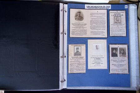 Album vert foncé : la guerre 1914 - 1918 contenant une médaille militaire, 21 CP patriotiques, 17 vignettes livret d'infirmière de l'hopital auxiliaire 101 de Troyes, 3 boutons militaires, 2 rares cartes postales de f