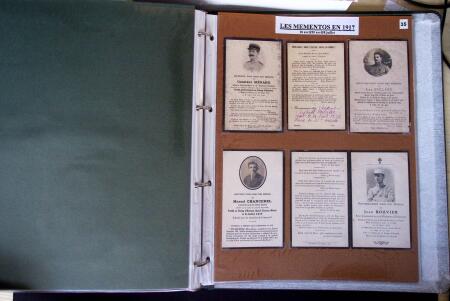 Album vert foncé : la guerre 1914 - 1918 contenant une médaille militaire, 21 CP patriotiques, 17 vignettes livret d'infirmière de l'hopital auxiliaire 101 de Troyes, 3 boutons militaires, 2 rares cartes postales de f