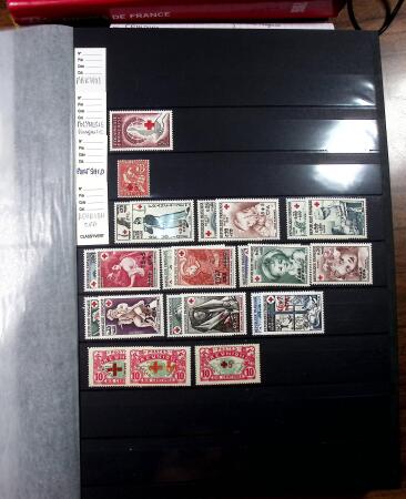 1920-1980, 2 Albums de timbres Croix-Rouge, avec colonies