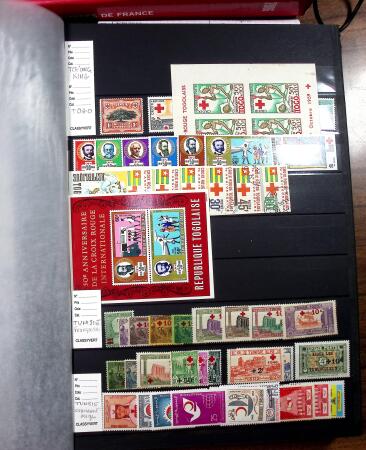 1920-1980, 2 Albums de timbres Croix-Rouge, avec colonies