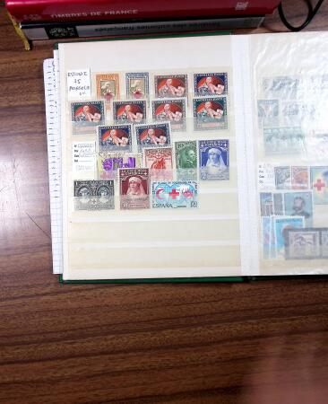 1920-1980, 2 Albums de timbres Croix-Rouge, avec colonies