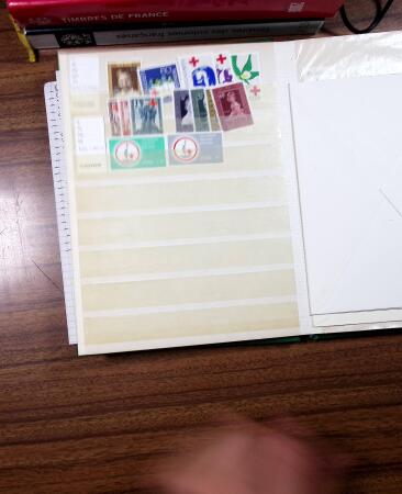 1920-1980, 2 Albums de timbres Croix-Rouge, avec colonies