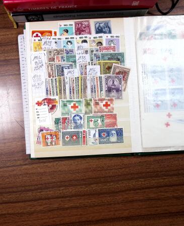 1920-1980, 2 Albums de timbres Croix-Rouge, avec colonies