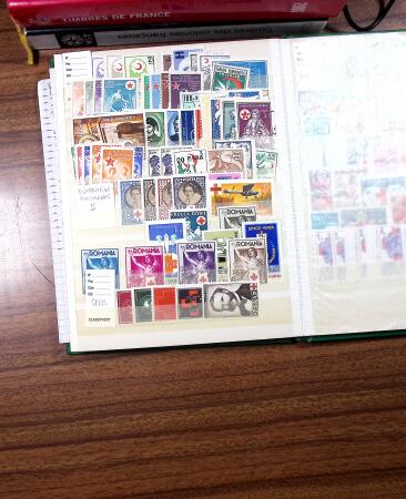 1920-1980, 2 Albums de timbres Croix-Rouge, avec colonies