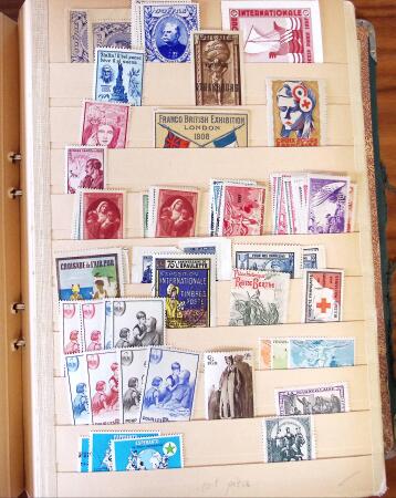 Ancien stock marchand avec surtout millésimes, carnets,
