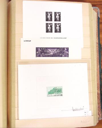 Ancien stock marchand avec surtout millésimes, carnets,