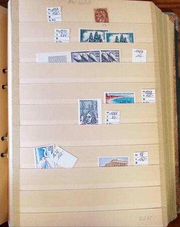 Ancien stock marchand avec surtout millésimes, carnets,
