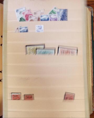 Ancien stock marchand avec surtout millésimes, carnets,