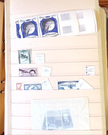 Ancien stock marchand avec surtout millésimes, carnets,