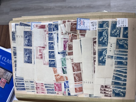 1900-1970, Ancien stock marchand en 3 classeurs de