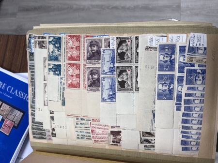 1900-1970, Ancien stock marchand en 3 classeurs de