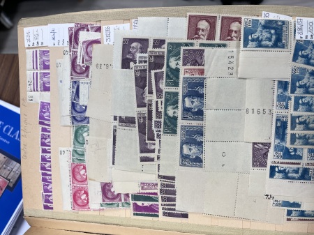 1900-1970, Ancien stock marchand en 3 classeurs de