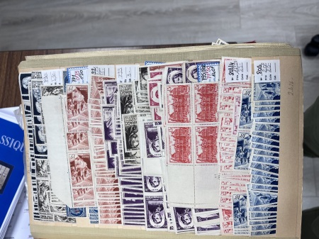1900-1970, Ancien stock marchand en 3 classeurs de