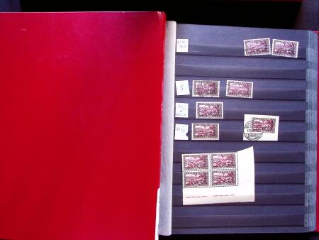 1922-29 OFFICIALS: Specialised collection in two stockbooks