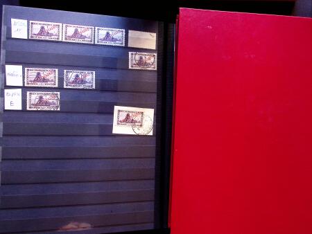 1922-29 OFFICIALS: Specialised collection in two stockbooks