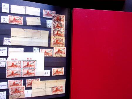 1922-29 OFFICIALS: Specialised collection in two stockbooks