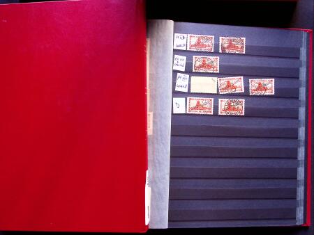 1922-29 OFFICIALS: Specialised collection in two stockbooks