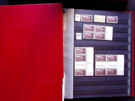 1922-29 OFFICIALS: Specialised collection in two stockbooks