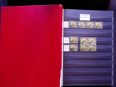1922-29 OFFICIALS: Specialised collection in two stockbooks