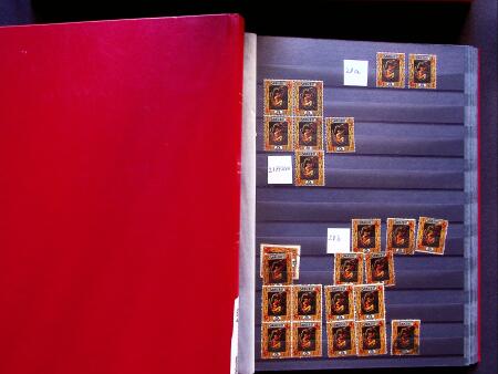 1922-29 OFFICIALS: Specialised collection in two stockbooks