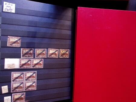 1922-29 OFFICIALS: Specialised collection in two stockbooks