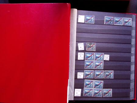 1922-29 OFFICIALS: Specialised collection in two stockbooks