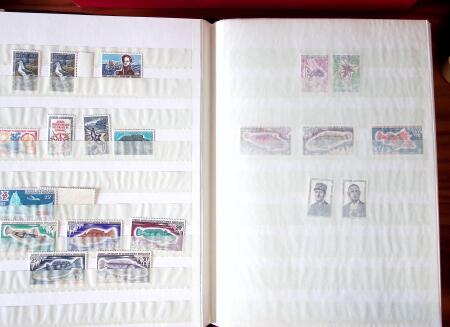 1955-2000, Stock en un classeur, neufs * et **, dont