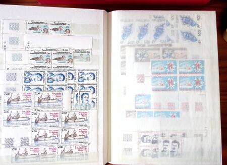 1955-2000, Stock en un classeur, neufs * et **, dont