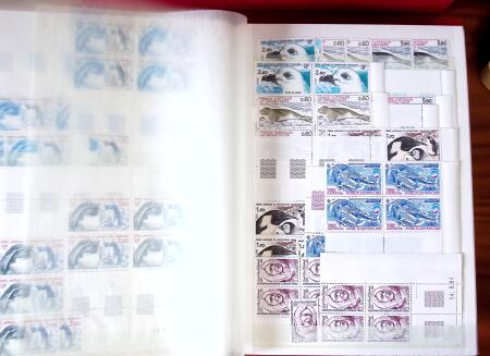 1955-2000, Stock en un classeur, neufs * et **, dont