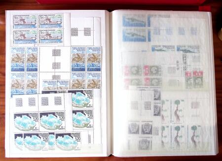 1955-2000, Stock en un classeur, neufs * et **, dont