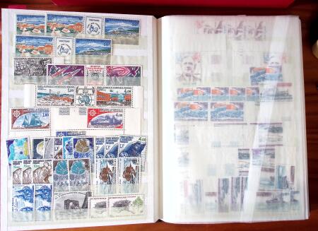 1955-2000, Stock en un classeur, neufs * et **, dont