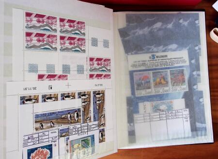 1955-2000, Stock en un classeur, neufs * et **, dont