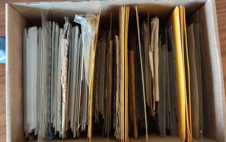 1860-1980, Une boite de lettres avec diverses oblitérations