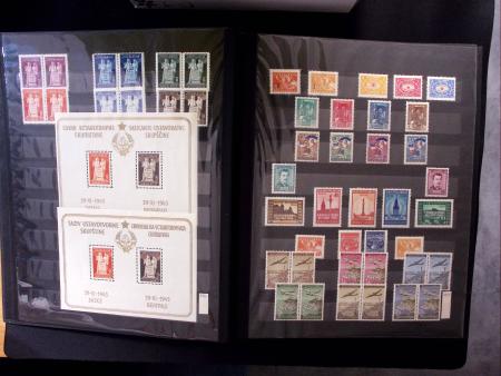 1944-80 Complete never hinged collection in two stockbooks,