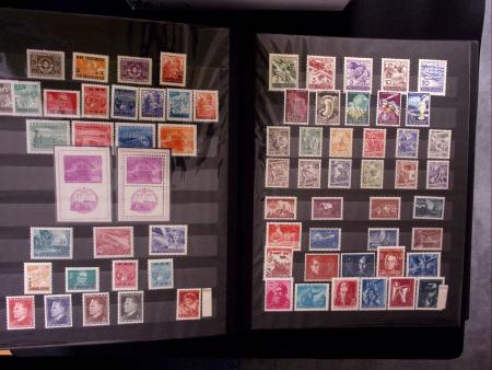 1944-80 Complete never hinged collection in two stockbooks,