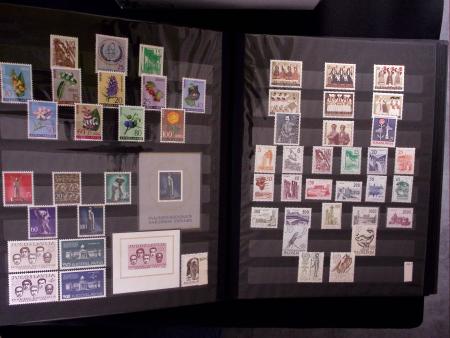 1944-80 Complete never hinged collection in two stockbooks,