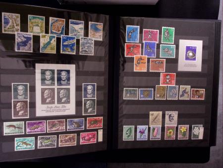 1944-80 Complete never hinged collection in two stockbooks,
