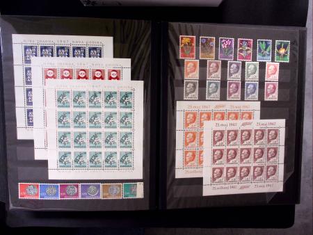 1944-80 Complete never hinged collection in two stockbooks,