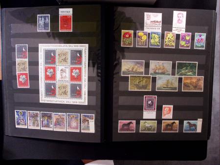 1944-80 Complete never hinged collection in two stockbooks,