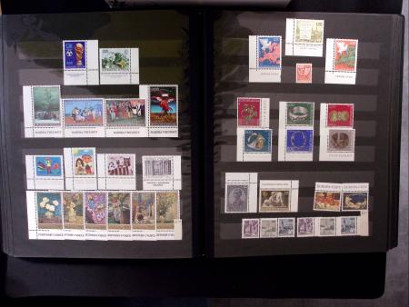 1944-80 Complete never hinged collection in two stockbooks,