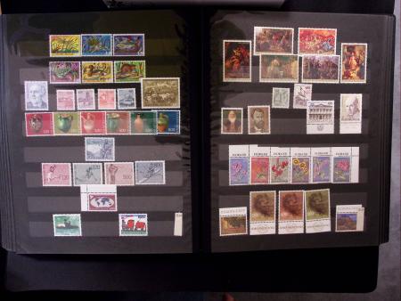 1944-80 Complete never hinged collection in two stockbooks,