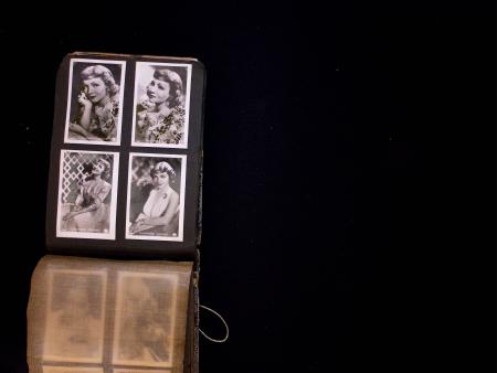 EPHEMERA : 1930 & 40s, 180 Cigarette cards in one small