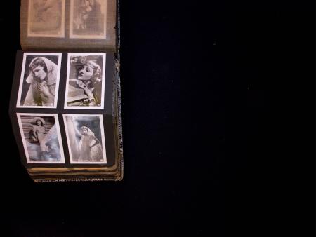 EPHEMERA : 1930 & 40s, 180 Cigarette cards in one small