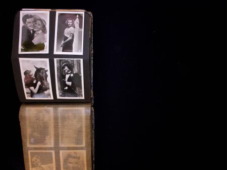 EPHEMERA : 1930 & 40s, 180 Cigarette cards in one small