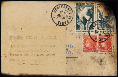N°676 en paire + 761 + 762 OBL CAD concordant "Conférence de Paris" (3.9.46) sur env. brûlée pour la Grande-Bretagne avec étiquette "Service postal français correspondance retardée par accident d'avion prière de ne pas t