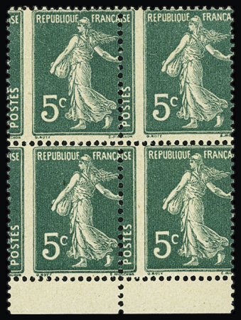 N°137w 5c vert, variété piquage à cheval, en bloc de