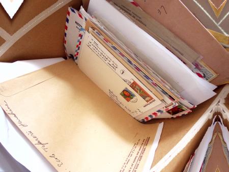 363 plis d'Océanie et Polynésie : entiers postaux toutes époques, Daguins, oblitérations classées par iles, poste aux armées, premiers vols, FDC et carte maximum. Bel ensemble à voir